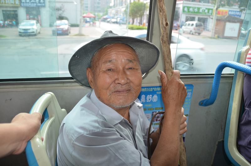 82岁老大爷公交车上3次让座:换着坐都能歇歇